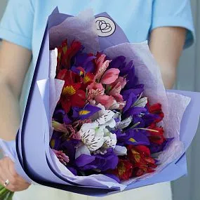 Букет из 9 ирисов и 6 альстромерий микс