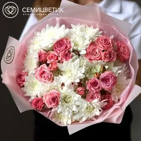 Букет из 6 белых кустовых хризантем и 5 нежно-розовых кустовых роз 40-50 см (Россия)