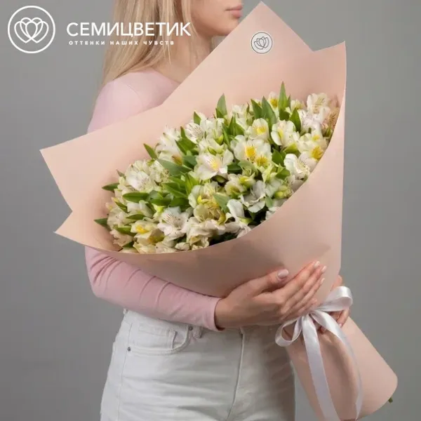 Букет-гигант из 51 белой альстромерии в нежно-розовом фоамиране