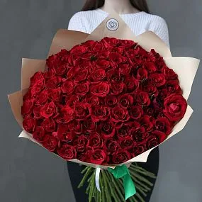 Букет из 101 красной розы Ever Red 70 см (Кения) в кремовой упаковке