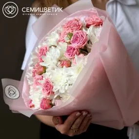Букет из 6 белых кустовых хризантем и 5 нежно-розовых кустовых роз 40-50 см (Россия)