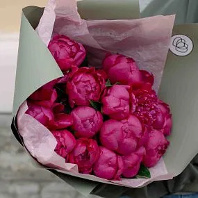 Букет из 15 ярко-розовых пионов Standart Plus