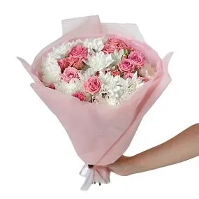 Букет из 6 белых кустовых хризантем и 5 нежно-розовых кустовых роз в упаковке