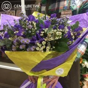 Букет из ирисов и астры в упаковке