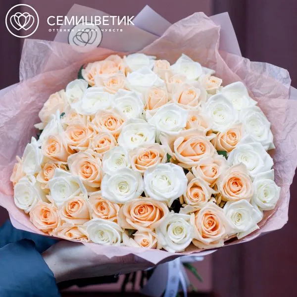 Букет из 51 белой и кремовой розы 40 см (Россия).