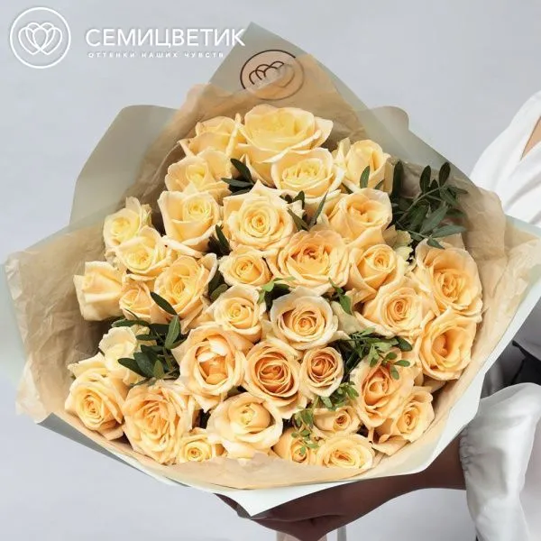 Букет из 35 кремовых роз 35-40 см (Россия) с фисташкой в зеленой пленке