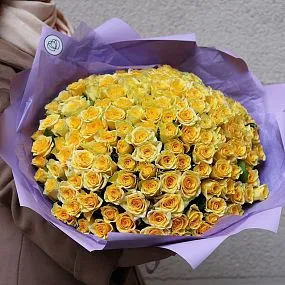 Букет из 151 желтой розы 35-40 см (Россия) в сиреневой пленке