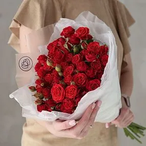 Букет из 15 красных кустовых роз 40-50 см (Россия)
