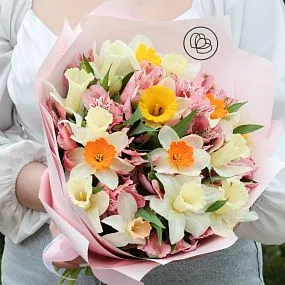 Букет из 15 нарциссов и 10 альстромерий в розовых тонах