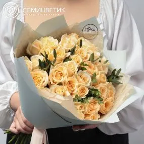 Букет из 35 кремовых роз 35-40 см (Россия) с фисташкой в зеленой пленке
