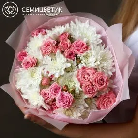 Букет из 6 белых кустовых хризантем и 5 нежно-розовых кустовых роз 40-50 см (Россия)
