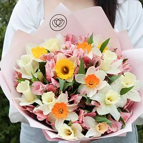 Букет из 15 нарциссов и 10 альстромерий в розовых тонах