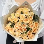 Букет из 35 кремовых роз 35-40 см (Россия) с фисташкой