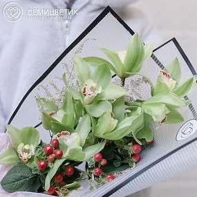 Букет из орхидеи зеленой, астильбы и гиперикума в бордовой пленке