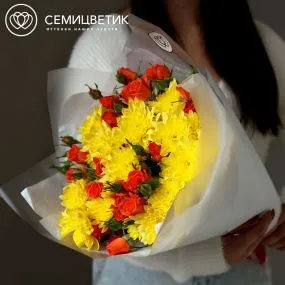 Букет из 6 желтых кустовых хризантем и 5 оранжевых кустовых роз 40-50 см (Россия)