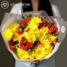 Букет из 6 желтых кустовых хризантем и 5 оранжевых кустовых роз 40-50 см (Россия)