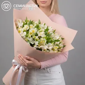 Букет-гигант из 51 белой альстромерии в нежно-розовом фоамиране