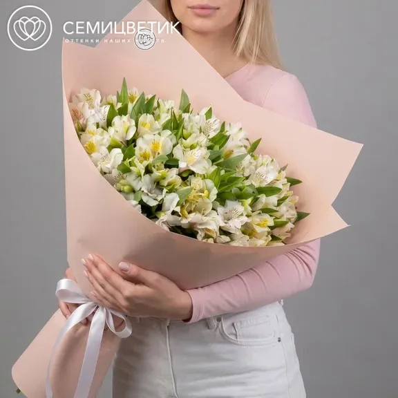 Букет-гигант из 51 белой альстромерии в нежно-розовом фоамиране