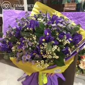 Букет из ирисов и астры в упаковке