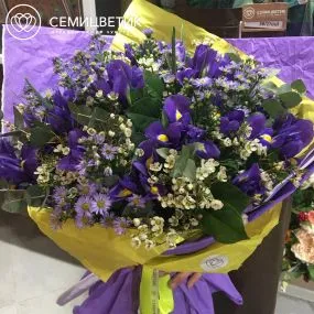 Букет из ирисов и астры в упаковке