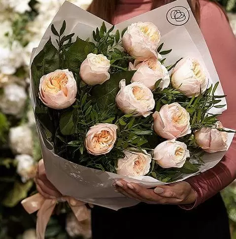 

11 пионовидных роз Juliet 50 см с зеленью