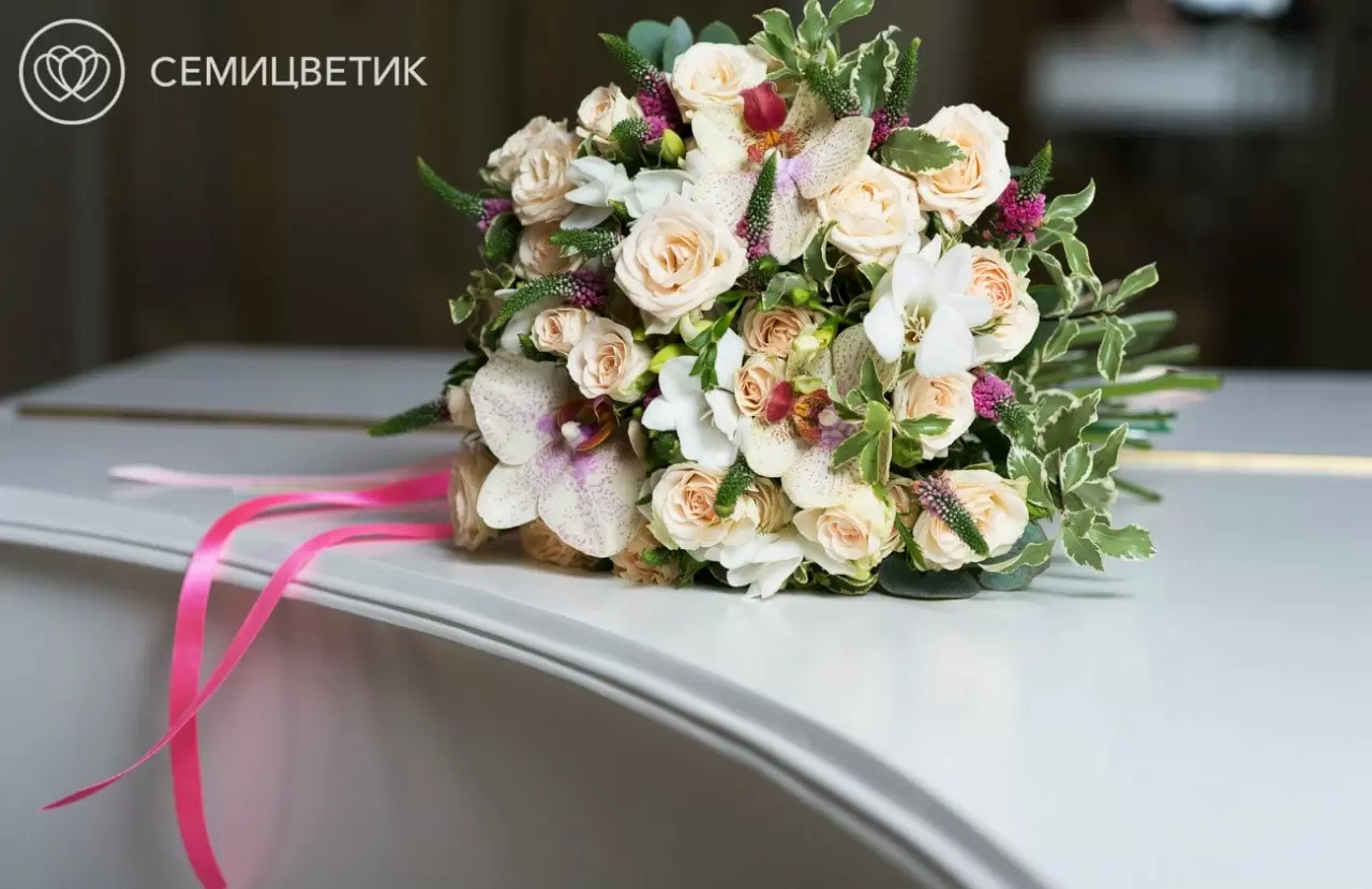 

Свадебный букет из кустовой розы, орхидеи фаленопсис и вероники
