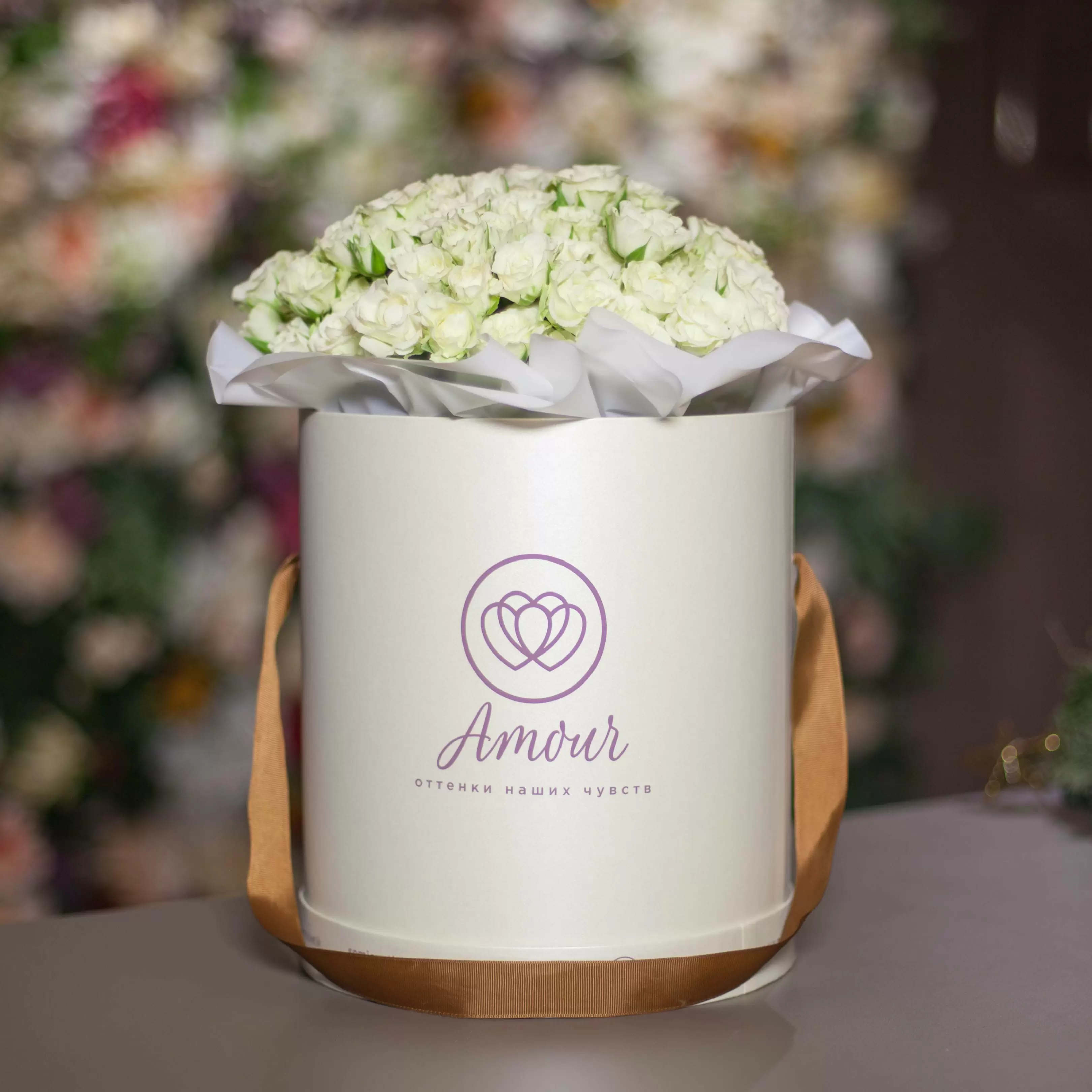 

Букет в белой шляпной коробке Amour из белых кустовых роз