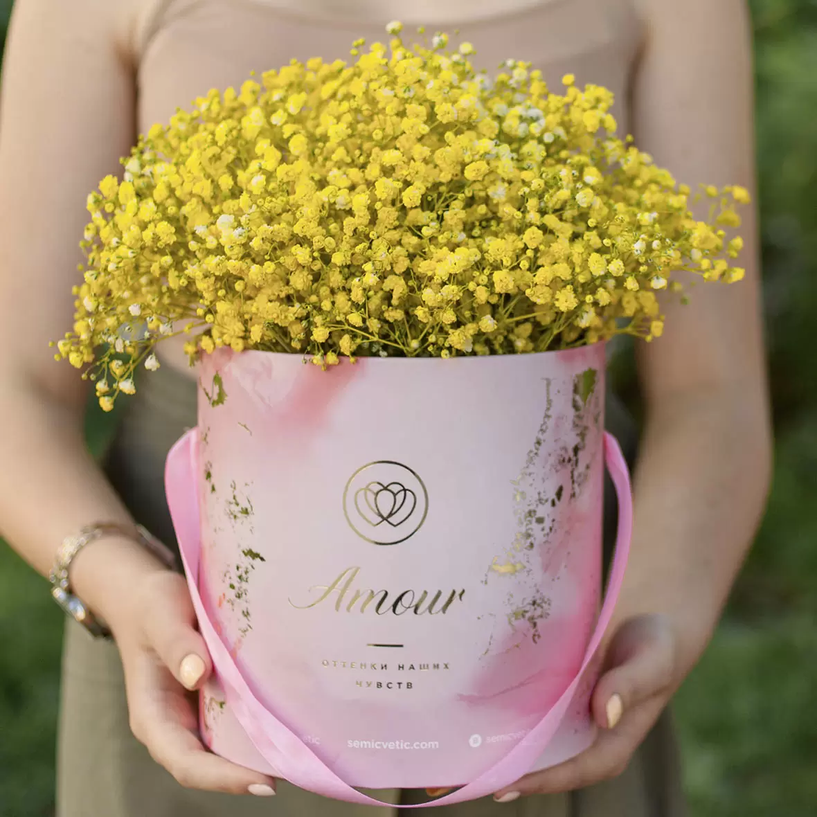 Букет в розовой шляпной коробке Amour Mini из 
9 желтых гипсофил