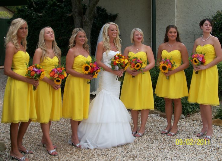 Цветы к жёлтому платью