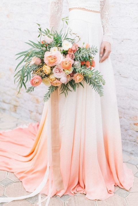 Цветы к персиковому платью
