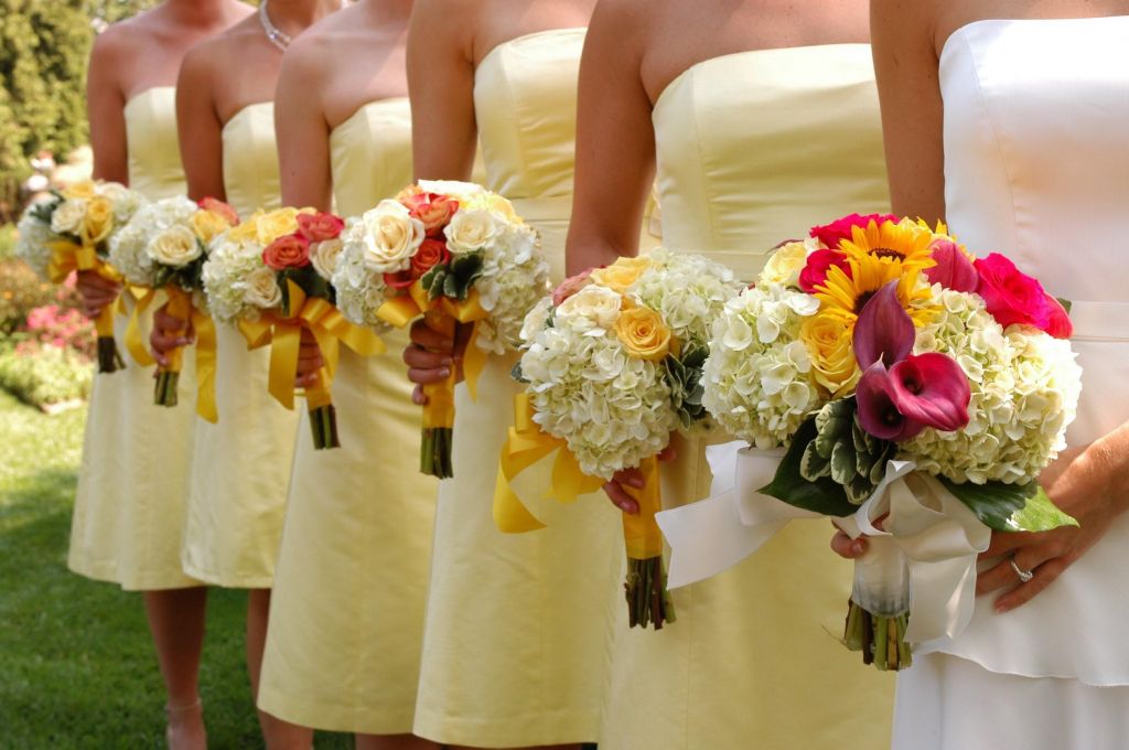 Цветы к жёлтому платью