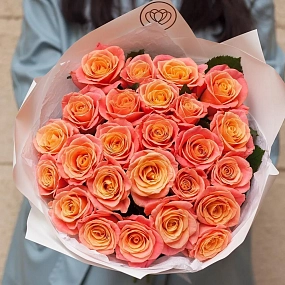 Букет из 25 коралловых роз 60 см (Россия) в белой пленке