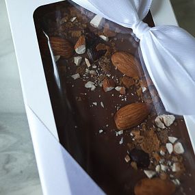 Шоколад ручной работы с клюквой, миндалем и вафельной крошкой 100 гр