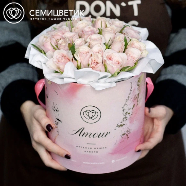 Букет в розовой шляпной коробке Amour Mini из 31 нежно-розовой розы (Кения)