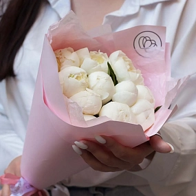 Букет из 11 белых пионов Standart Plus в розовой пленке