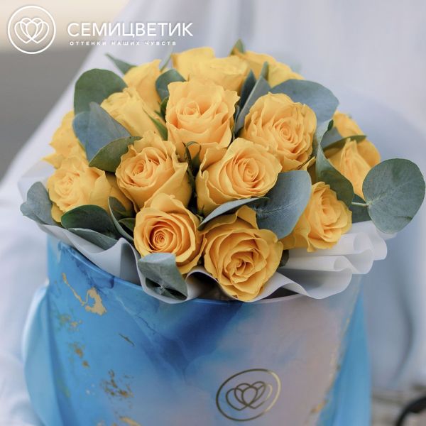 Букет в голубой шляпной коробке Amour Mini из 21 желтой розы (Кения) с эвкалиптом