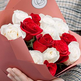 Букет из 15 белых и красных роз 50 см (Эквадор)