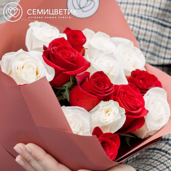 Букет из 15 белых и красных роз 50 см (Эквадор)