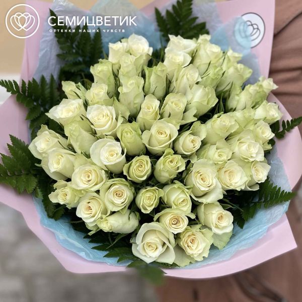 Букет из 51 белой розы 40 см (Кения) с папоротником