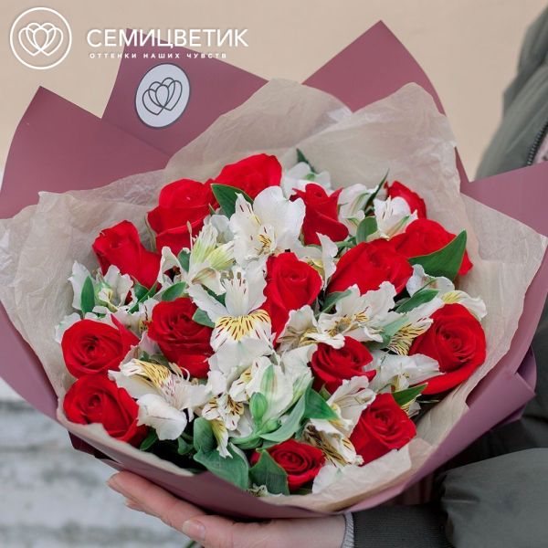 Букет из 15 красных роз (Россия) и 10 белых альстромерий