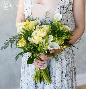 Свадебный букет из орхидеи Венерин башмачок, фрезии и роз