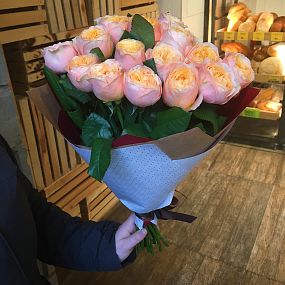 Букет из 15 персиковых пионовидных роз Peach Vuvuzela 40 см