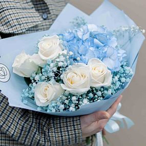 Букет из голубой гортензии и розы с голубой гипсофилой в голубой пленке