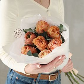 Букет из 7 пионовидных персиковых роз Princess Crown (Эквадор) 50 см с эвкалиптом