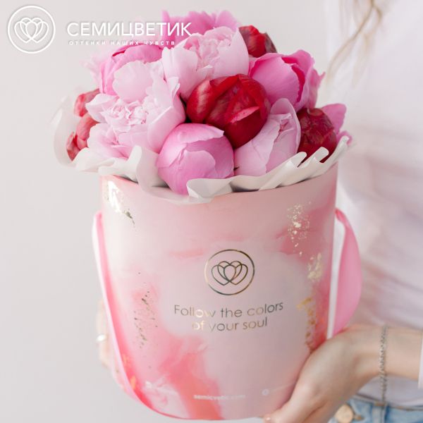 Букет в розовой шляпной коробке Amour Mini из 21 пиона микс Standart Plus