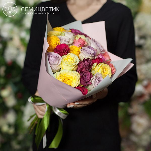 Букет из 25 роз микс в ярких тонах 40 см (Кения) Premium в дизайнерской пленке