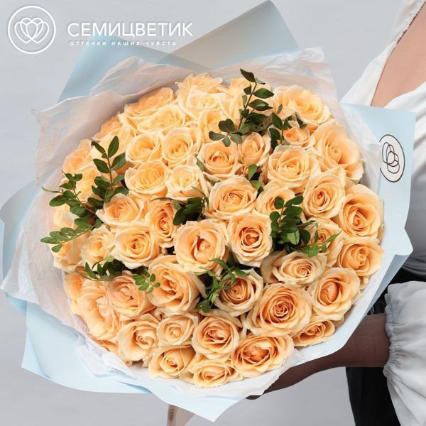 Букет из 51 кремовой розы 40 см (Россия) с фисташкой