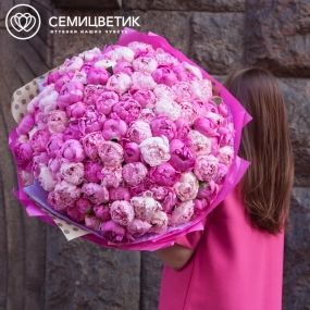 Букет из 101 розового и ярко-розового пиона Standart в упаковке