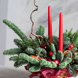 Новогодняя композиция с красными свечами и корилусом