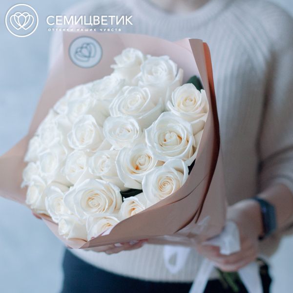 Букет из 25 белых роз 70 см (Эквадор) в кремовой пленке